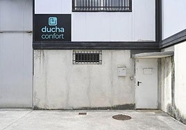 El pabellón de la empresa Ducha Confort en la trasera de una nave del polígono industrial Akarregi en Hernani.