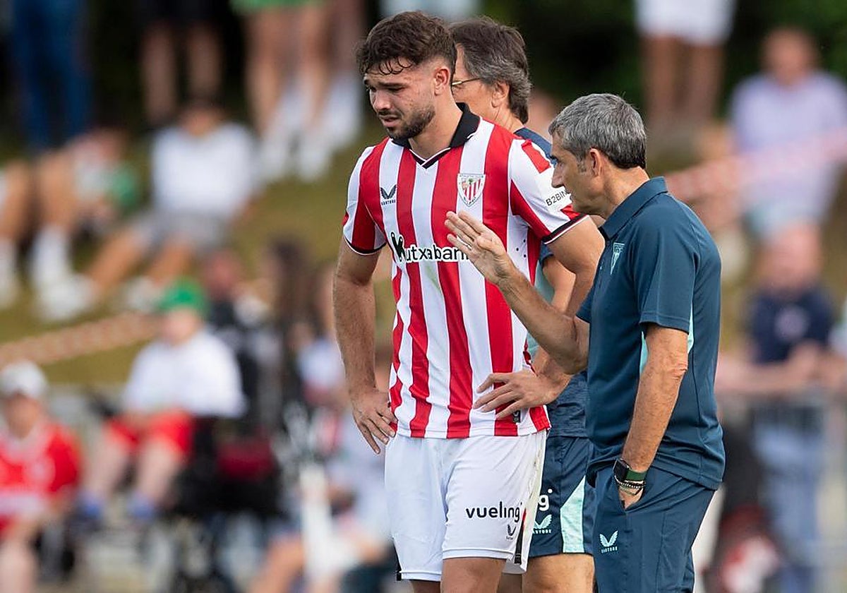 Ernesto Valverde da instrucciones a Egiluz el miércoles ante el Racing.