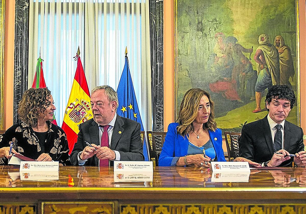 Representantes de los gobiernos central y vasco y las diputaciones forales en la Comisión Mixta del Concierto celebrada en noviembre de 2022 para renovar la Ley Quinquenal del Cupo.