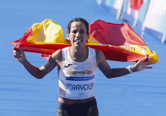 Majida Maayouf, tras cruzar la meta en el maratón de los Juegos de París.