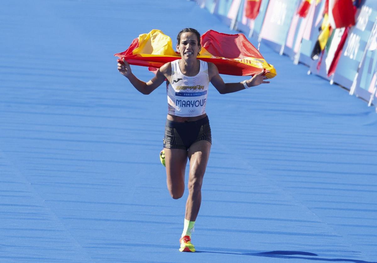 Majida Maayouf, tras cruzar la meta en el maratón de los Juegos de París.