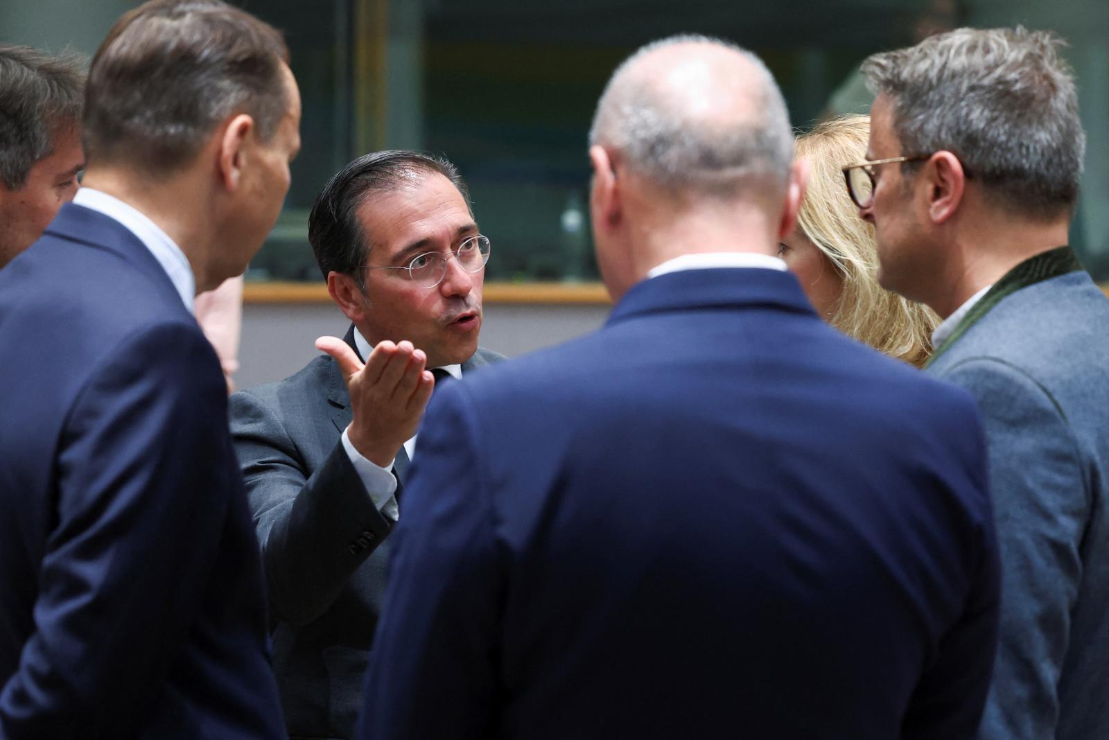 Los ministros de Asuntos Exteriores de la UE reunidos en Bruselas conversando sobre Gaza
