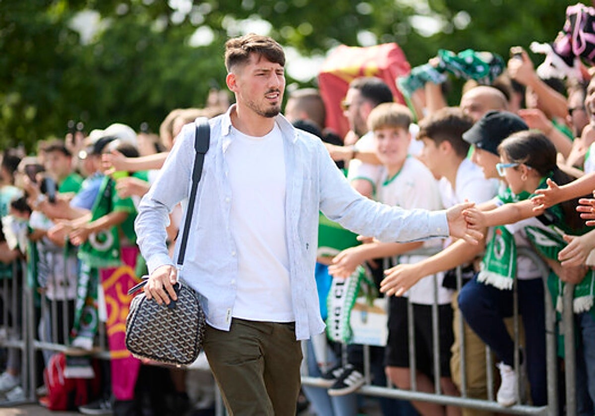 Unai Vencedor accede al campo del Racing.