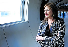 María Jesús San José posa en el túnel que conecta las sedes del Gobierno vasco en Vitoria.