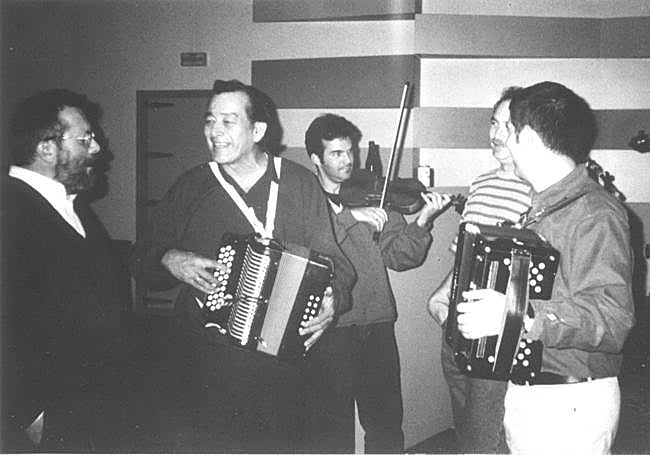 Flaco Jiménez, con Natxo de Felipe y otros miembros de Oskorri, junto a Kepa Junkera en 1995.