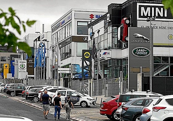 Concesionarios en la zona de Enekuri.