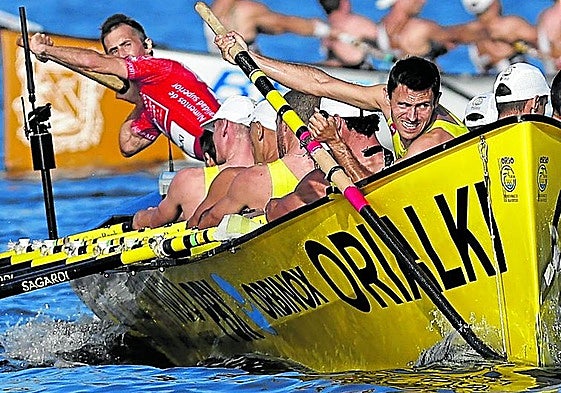 La tripulación de Orio se dispone a realizar una ciaboga en Getxo.