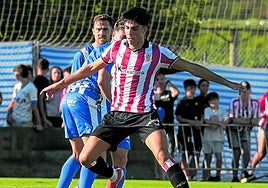 Rego protege un balón en el encuentro amistoso de Laguardia frente al Alavés.