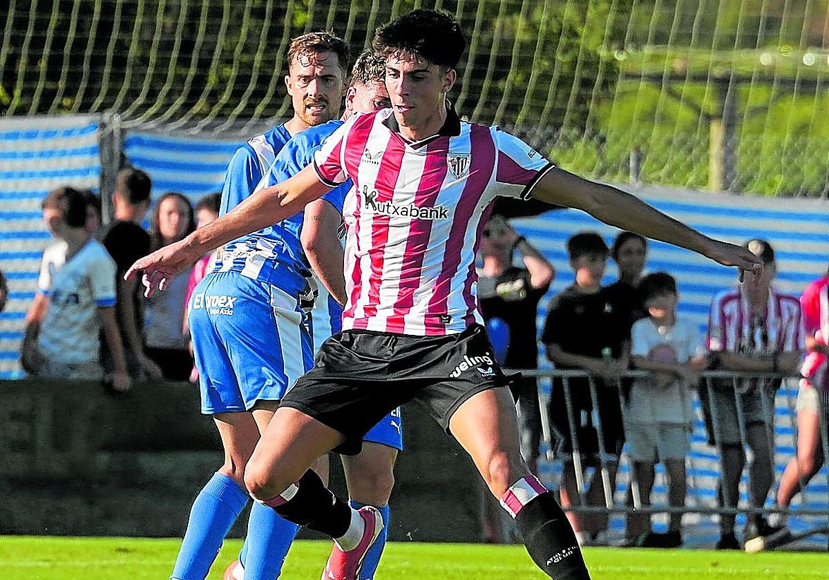 Rego protege un balón en el encuentro amistoso de Laguardia frente al Alavés.