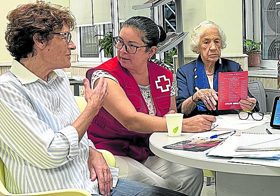 Un grupo de usuarias de las tablets durante uno de los cursos de iniciación.