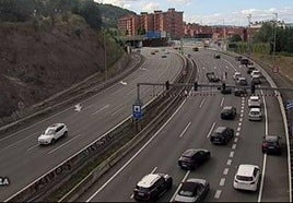 Dos personas heridas en un accidente entre dos coches en la A-8 a la altura de Basurto