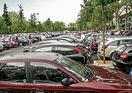El parking de Mendizorroza, repleto de coches antes de la disputa de un partido.