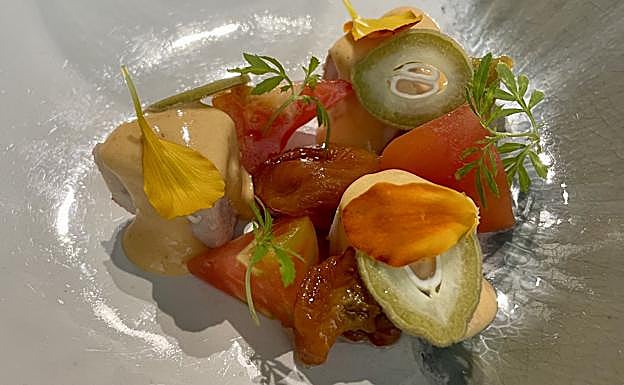 Corazón de tomate variedad Aretxabaleta de Josu 'Larrateko', de Puentelarrá, con cherrys asados a baja temperatura.