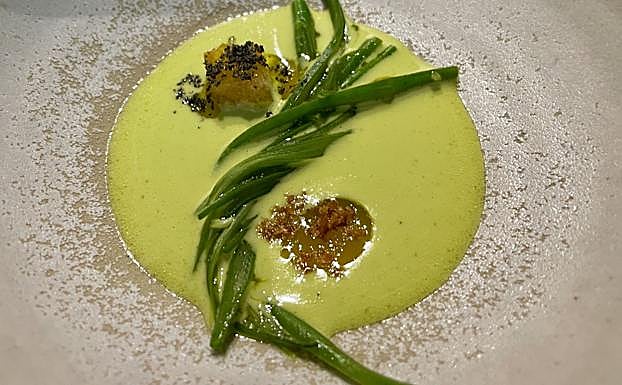 Sabroso plato de vainas crujientes sobre su fondo y tendones de vaca cocidos y fritos.