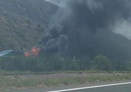 El coche se ha incendiado en el kilómetro 331 de la A-1, en sentido Vitoria.