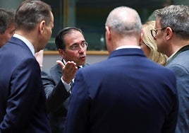 Los ministros de Asuntos Exteriores de la UE reunidos en Bruselas conversando sobre Gaza