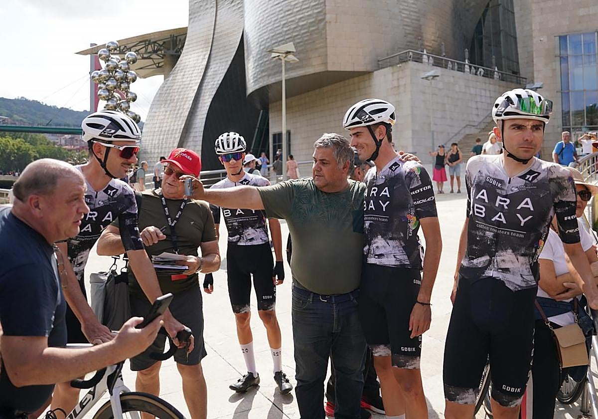 Los ciclistas se sacan fotos y firman autógrafos antes de la salida en el Museo Guggenheim.