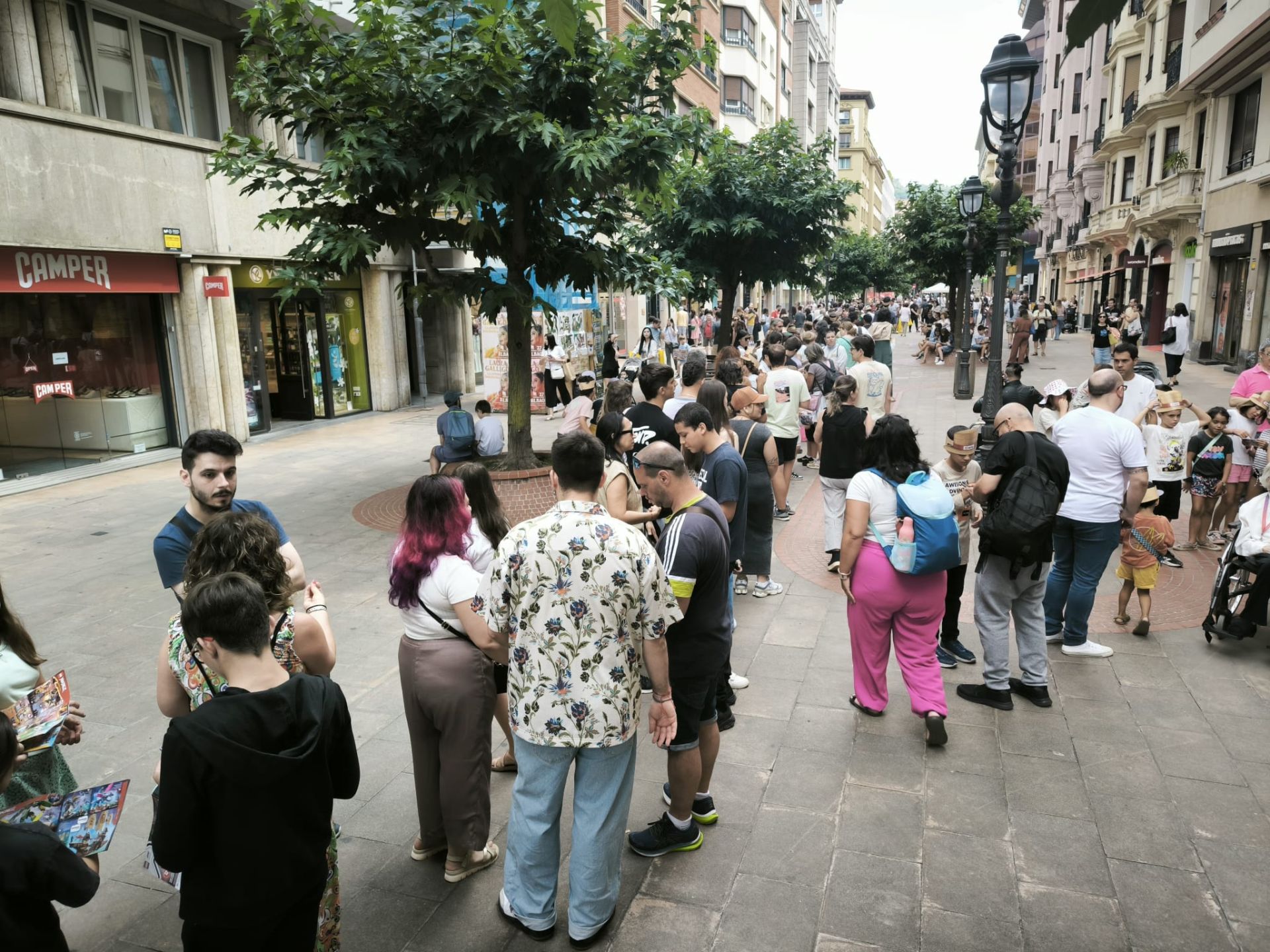 Largas colas en la inaguración de la tienda de LEGO en Bilbao