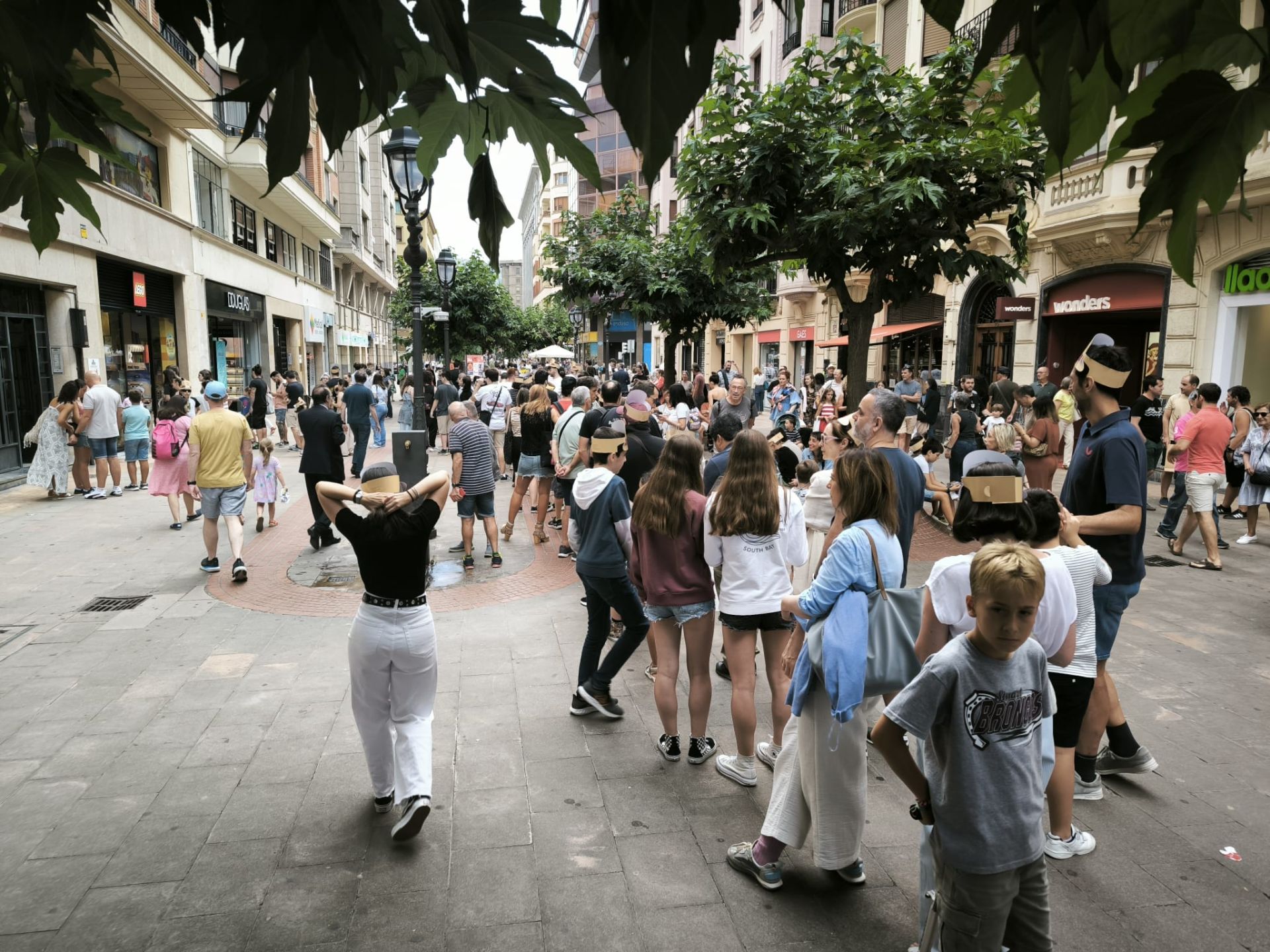 Largas colas en la inaguración de la tienda de LEGO en Bilbao