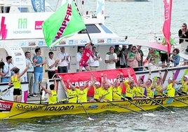 El patrón de Orio, Gorka Aranberri, ondea la Ikurriña de Hondarribia mientras su tripulación celebra el séptimo triunfo del curso liguero.