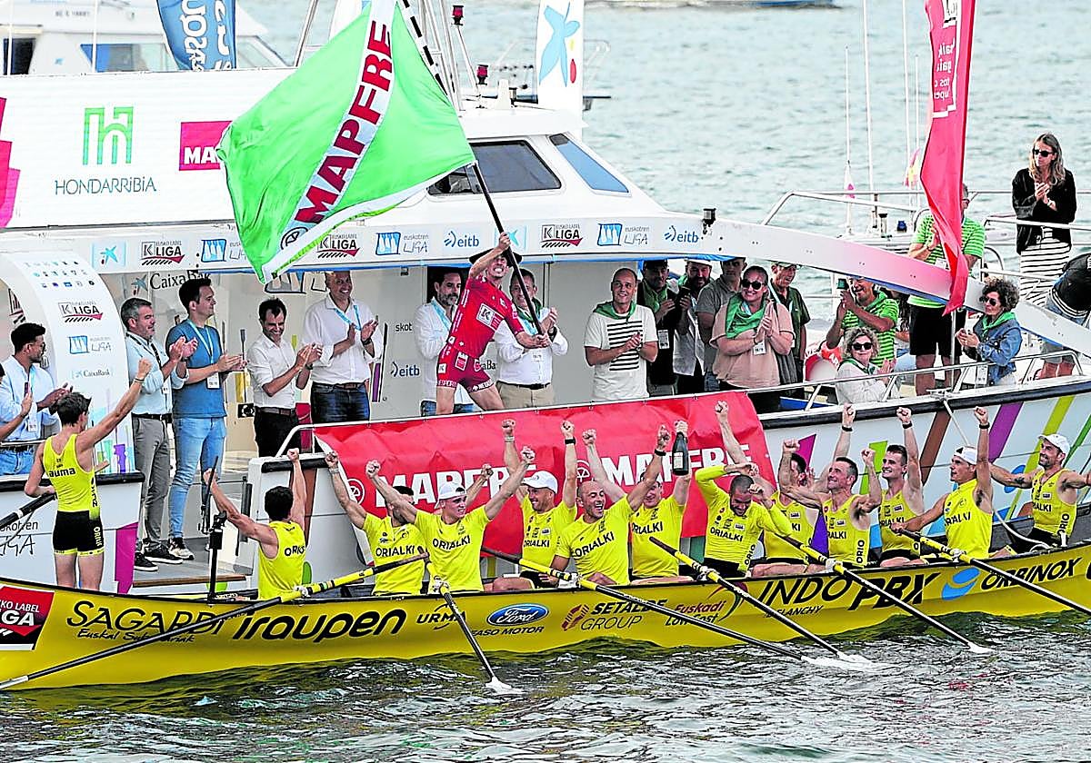 El patrón de Orio, Gorka Aranberri, ondea la Ikurriña de Hondarribia mientras su tripulación celebra el séptimo triunfo del curso liguero.