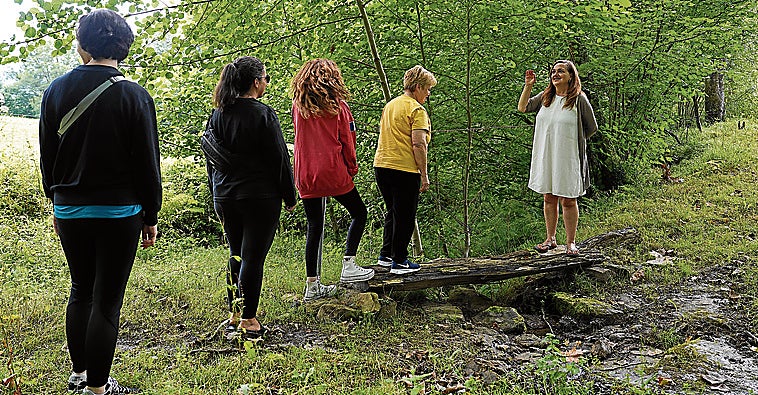 Una de las actividades más comunes es dar paseos por la naturaleza.