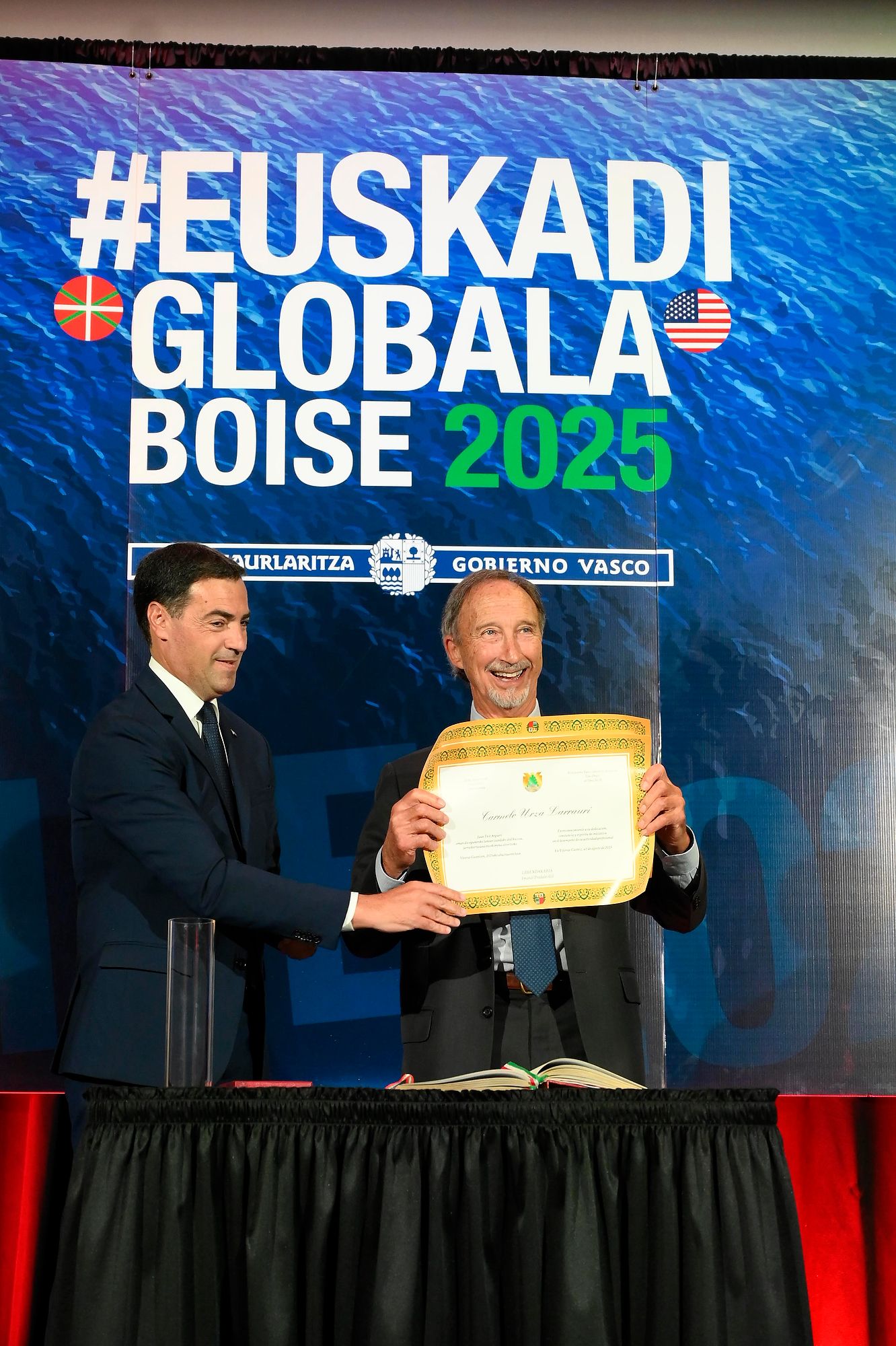 Premio al profesor Carmelo Urza, el padre del programa de intercambio de estudiantes entre EEUU y Euskadi