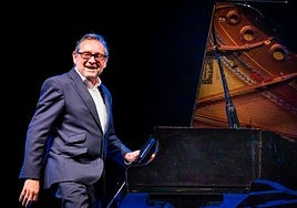 Ugarte ha tocado varias melodías en un piano instalado sobre el escenario de la plaza de España
