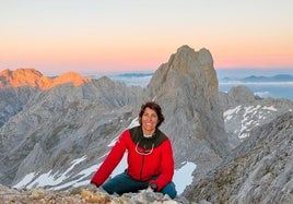 Vanesa Almeida, sonriente, tras coronar una cima.