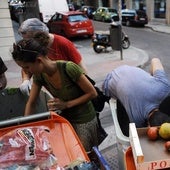 Activistas del grupo «Comida Basura», que busca concienciar sobre el desperdicio de alimentos, seleccionan frutas y verduras de los cubos de basura en Madrid. 2012 .