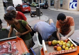 Activistas del grupo «Comida Basura», que busca concienciar sobre el desperdicio de alimentos, seleccionan frutas y verduras de los cubos de basura en Madrid. 2012 .
