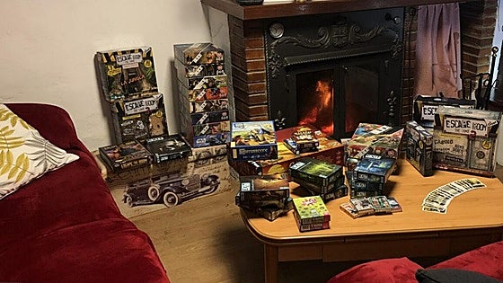 Un hombre convierte una simple vivienda rural en una estancia con 'escape room' llena de juegos de misterio