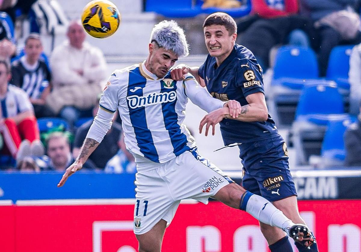 Juan Cruz pugna con el albiazul Tenaglia por un balón aéreo en el último Leganés-Alavés disputado en el estadio Butarque.