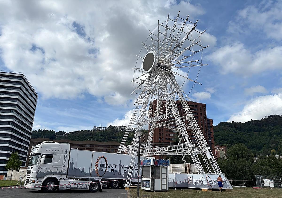 Montaje de la noria en el Parque Etxebarria de Bilbao de cara a Aste Nagusia.