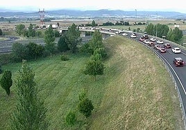 Las cámaras captan las retenciones en la N-622, en Etxabarri Ibiña.