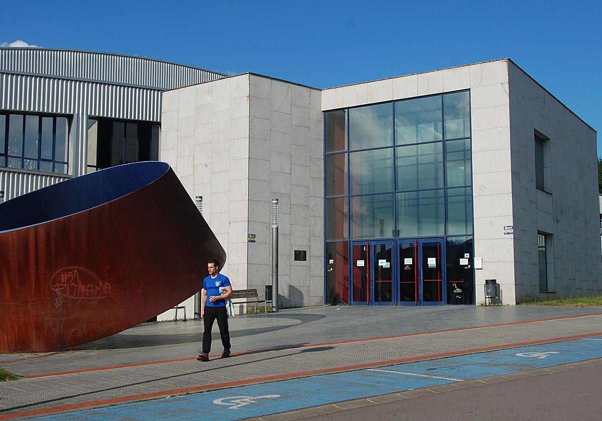 Exterior del polideportivo municipal de Amurrio.