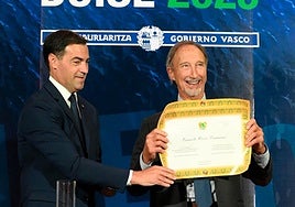 Carmelo Urza, tras recibir de manos de Imanol Pradales la distinción 'Lan Onari'.