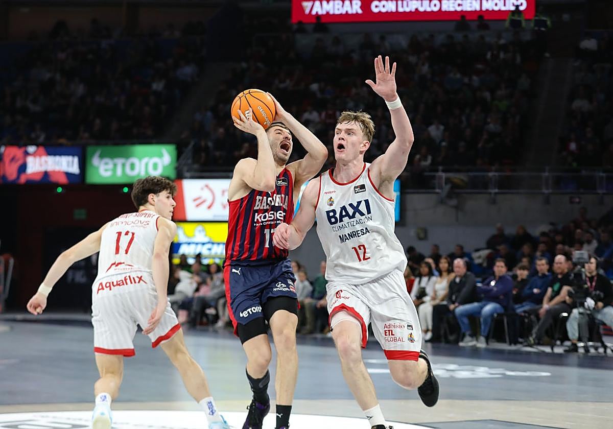 Nikos Rogkavopoulos sufre el contacto de Marcis Steinbergs.