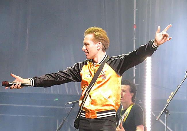 Alex Kapranos, líder de Franz Ferdinand, pidiendo ondear los brazos.