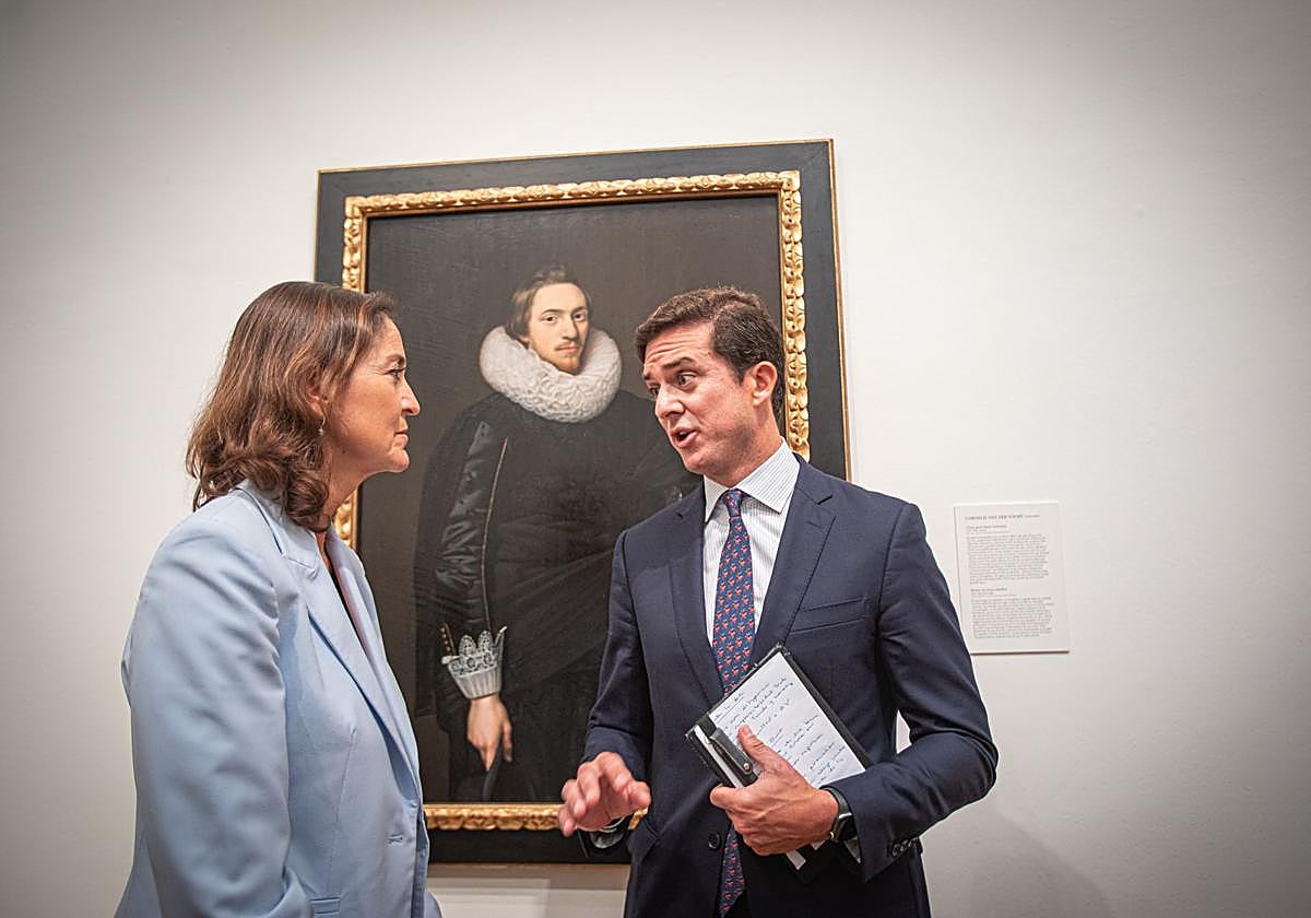 La exministra Reyes Maroto y Ramón de la Sota Chalbaud en la presentación en el Bellas Artes de los cuadros entregados a la familia en 2022.