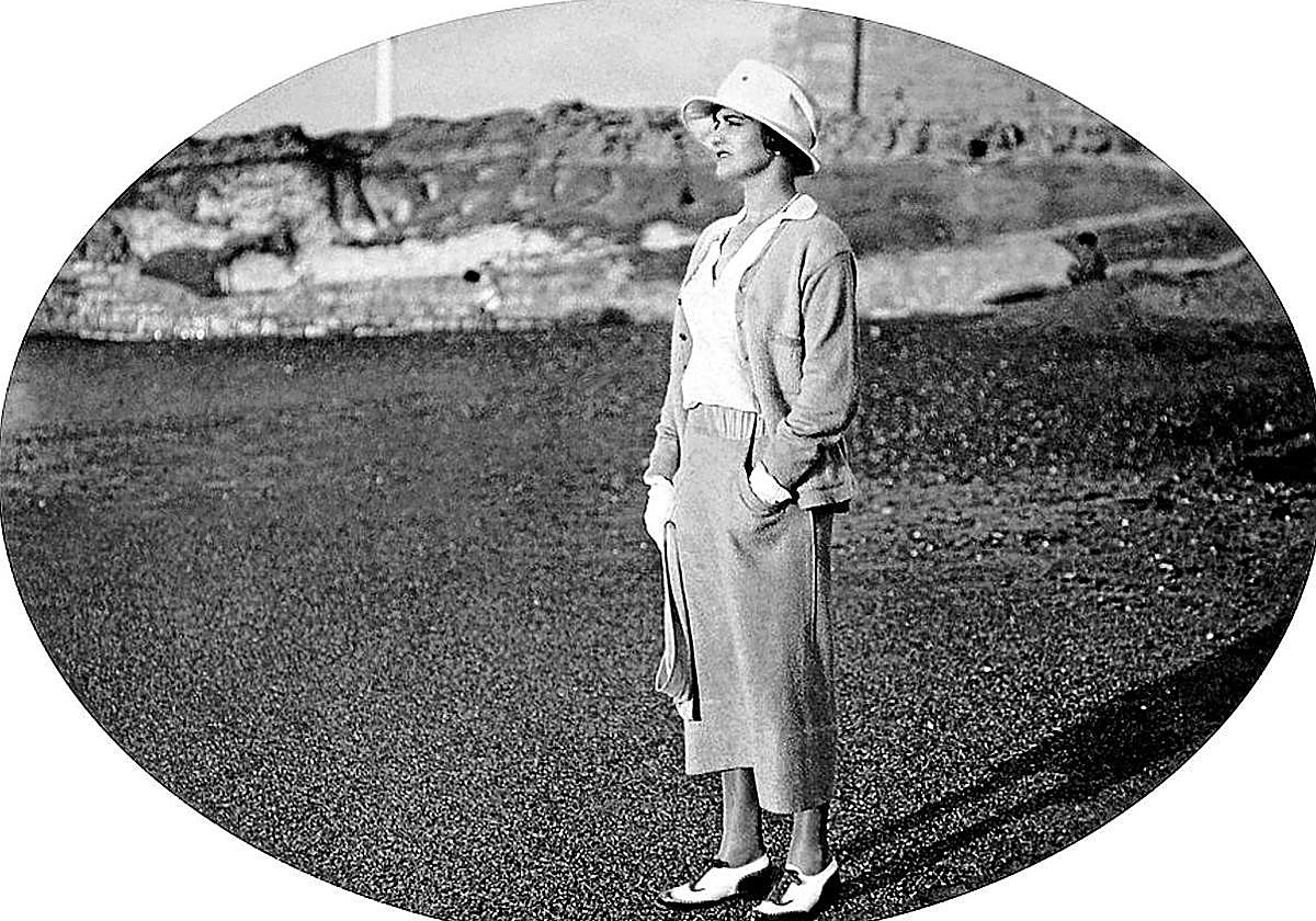 La fotografía de Gabrielle Chanel en la playa de Biarritz hacia 1920 abre el itinerario de la muestra.