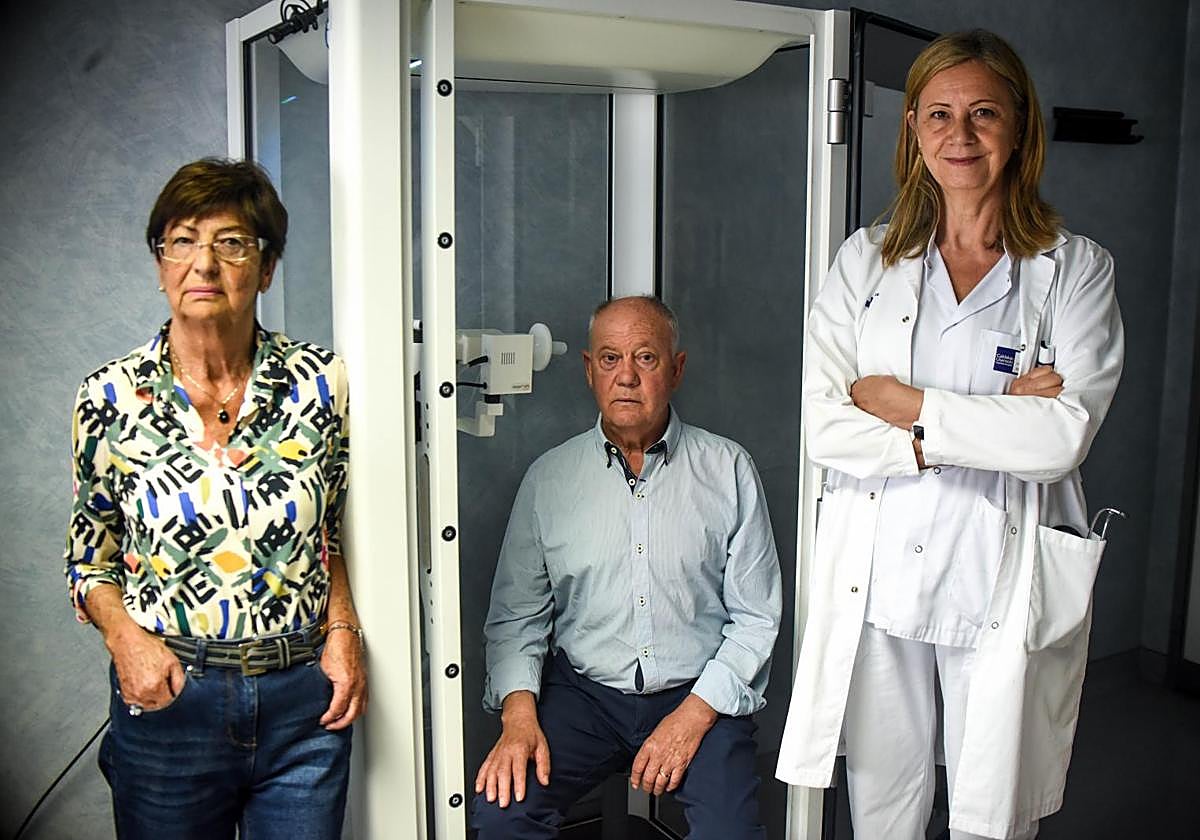 La neumóloga Myriam Aburto, en el hospital de Galdakao, junto a los pacientes Beatriz Molinero y Juan José Jaramillo.z