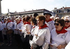 Los cofrades han cantado a la Virgen Blanca para anunciar las fiestas.