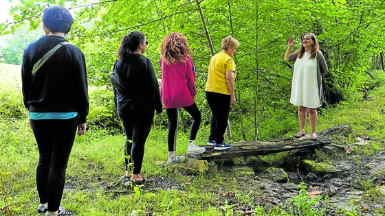 Una de las actividades más comunes es dar paseos por la naturaleza.