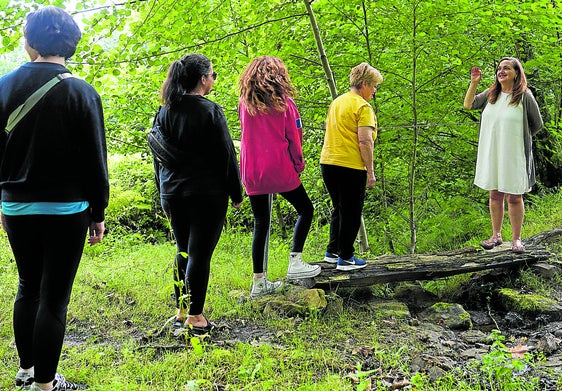 Una de las actividades más comunes es dar paseos por la naturaleza.