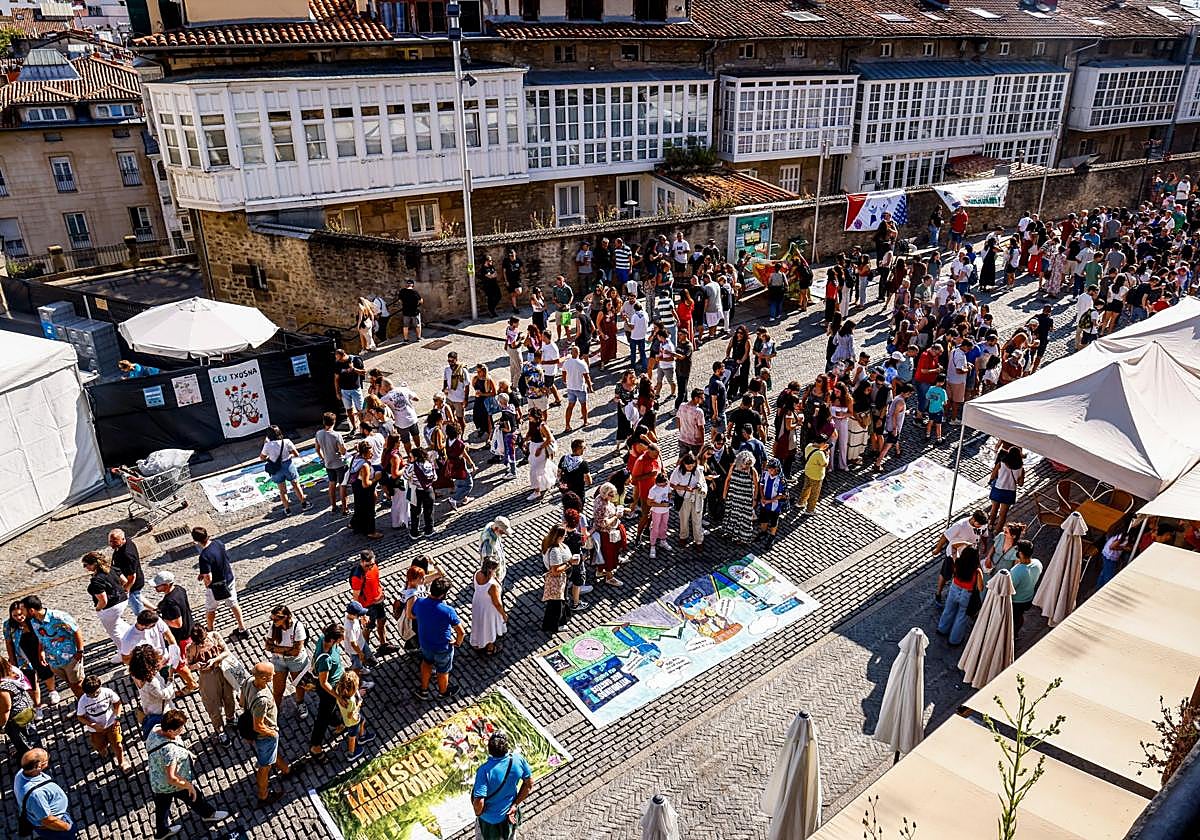 Cientos de personas han acudido a la plaza del Machete para ver los diseños de blusas y neskas.
