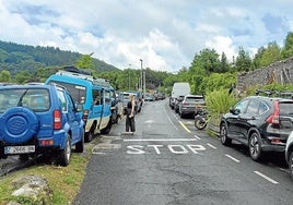 Los turistas y veraneantes tienen que aparcar en los estacionamientos del exterior de Lekeitio que están saturados durante la temporada estival.