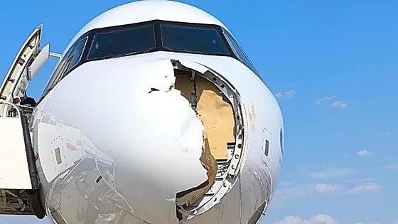 El choque con un ave rapaz desata el miedo a bordo de un avión en pleno despegue en Barajas