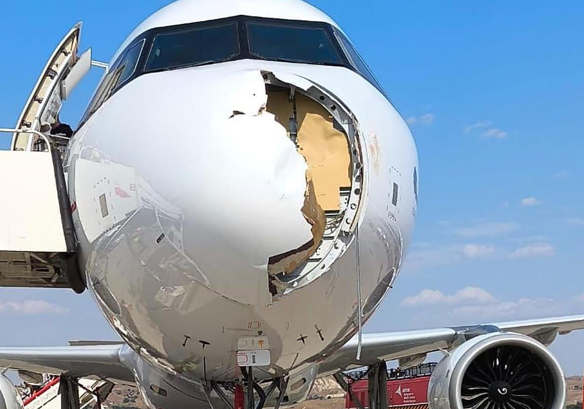 El choque con un ave rapaz desata el miedo a bordo de un avión en pleno despegue en Barajas