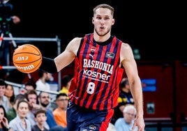 Tadas Sedekerskis lleva el balón en un partido de la ACB.